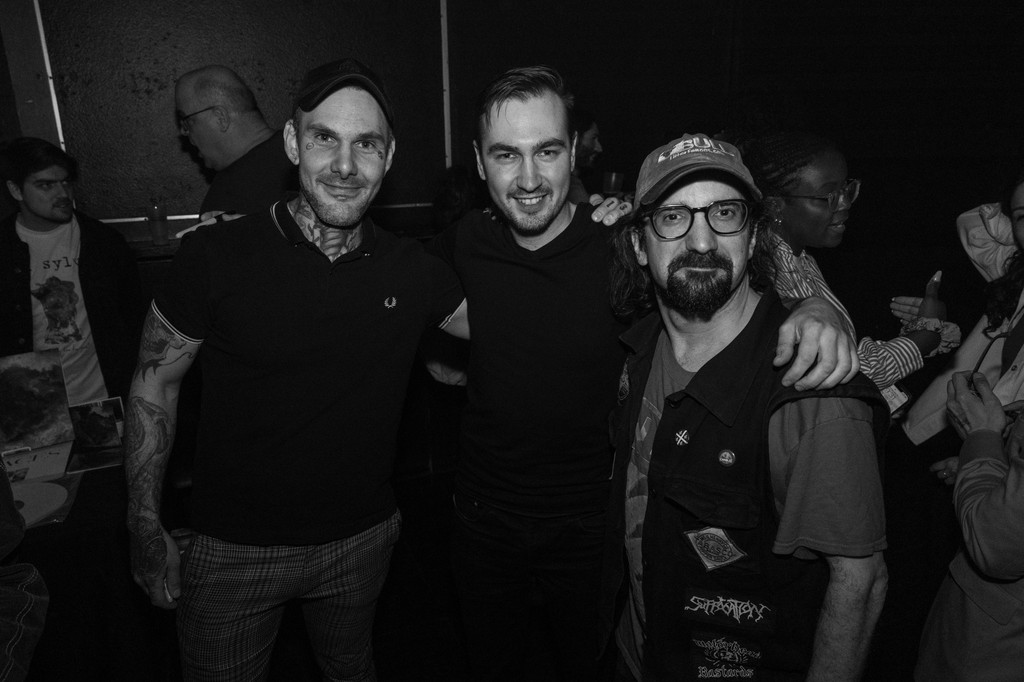 Special thanks to our dear friend and lyricist Evan Demers, with whom it was an honour to collaborate on our debut album 𝗦𝗛𝗘. 

On tient à remercier spécialement notre ami et parolier Evan Demers, avec qui ce fût un plaisir de collaborer pour notre premier album 𝗦𝗛𝗘.