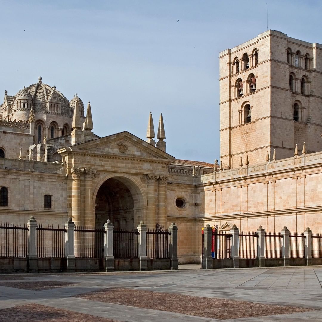 ZamoraSpain's tweet photo. Quieres conocer el Románico que esconde la ciudad de 📍 Zamora?

A través de la visita guiada 'Zamora Románica' podrás conocer toda la belleza 😍 que esconde la ciudad y visitar los lugares más emblemáticos. ¿Te animas a conocerlos?

#zamora #zamoraenamora #visitaguiada https://t.co/UErHMBP9Tm