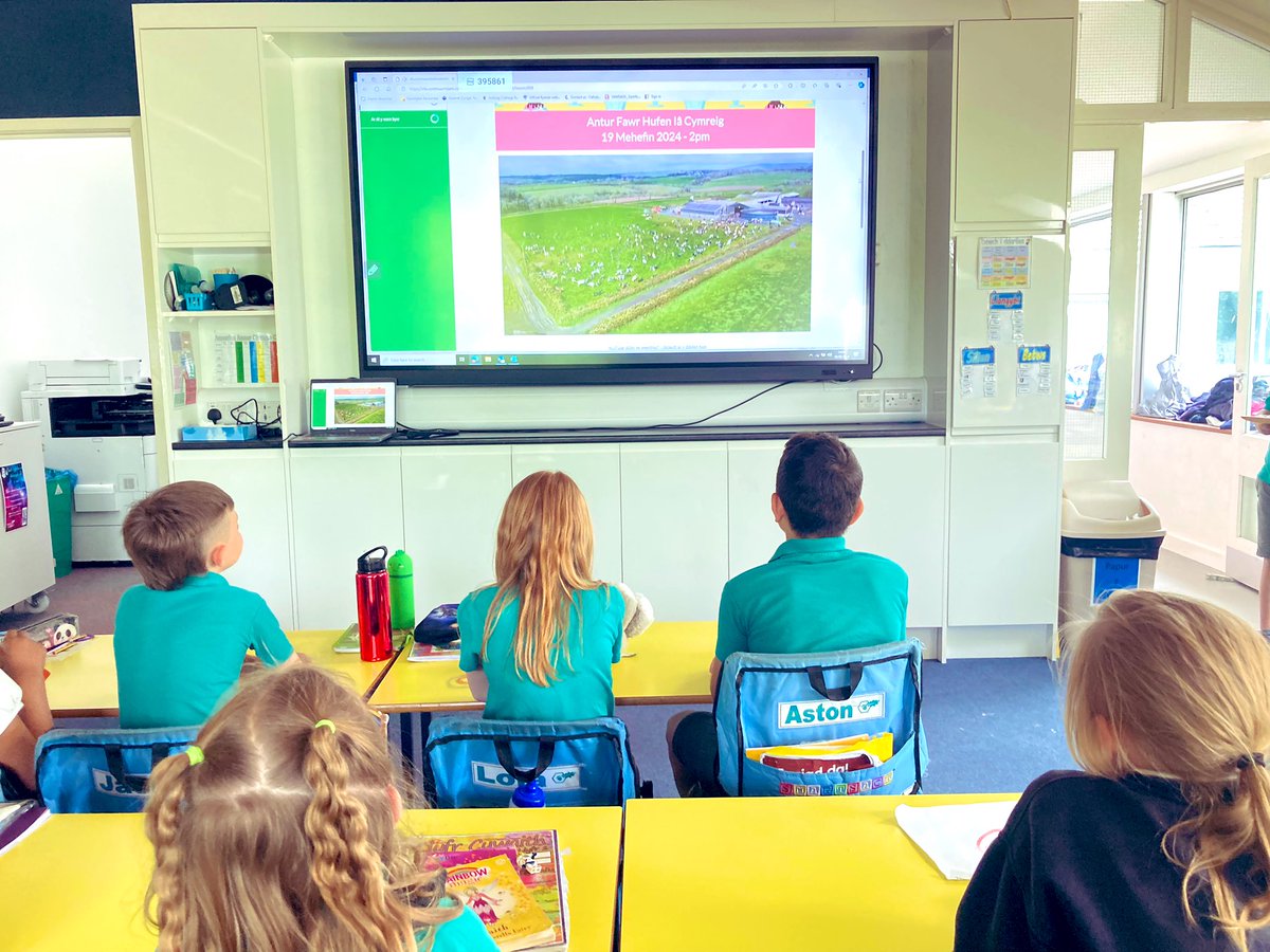 Blwyddyn 3 a 4 wedi mwynhau gwers ffermio byw gydag Anna ac Angharad!  O’r cae i’r côn🍦🐄🐮👩🏼‍🌾👩🏼‍🌾🍯🐝🍓 <a href="/NFUEducation/">NFU Education</a> <a href="/NFUCymru/">NFU Cymru 🚜</a>_Wales @NFUCymru #DiolchYnFawr