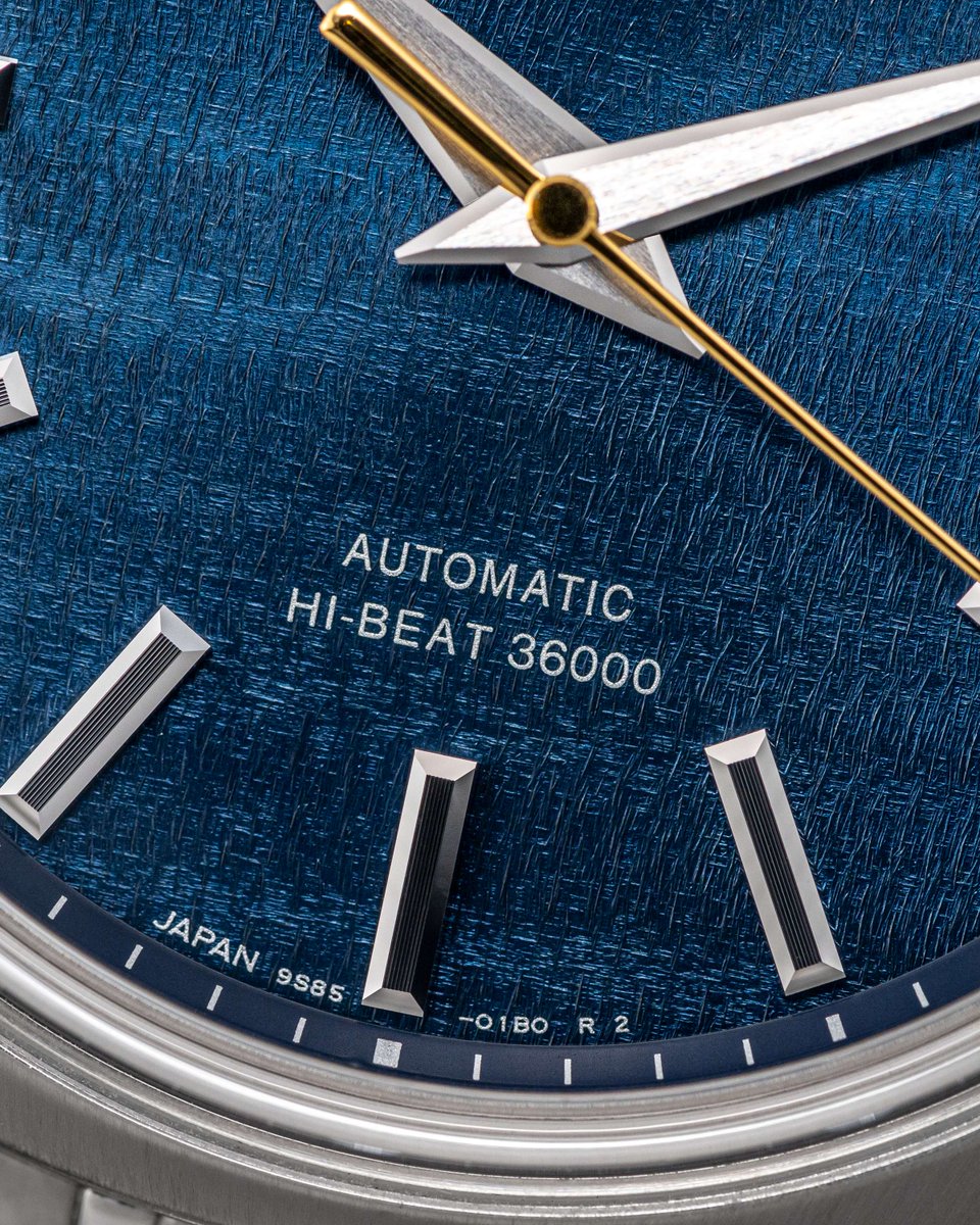 Do you like the textured dial of the Grand Seiko SBGH273?
•
#grandseiko #grandseikowatch #grandseikowatches #luxury #luxurywatch #luxurywatches #watchenthusiast #hibeat #datewindow #bluedial #luxurywristwatch #teddybaldassarre #watchcollector #watchfam #watchoftheday