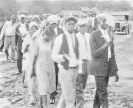 Juneteenth isn't just a date; it's a legacy. From Texas to Oklahoma, Black people brought this celebration of freedom, establishing vibrant communities and traditions that continue today. This image showcases a Juneteenth celebration in 1920s Oklahoma.  🎊