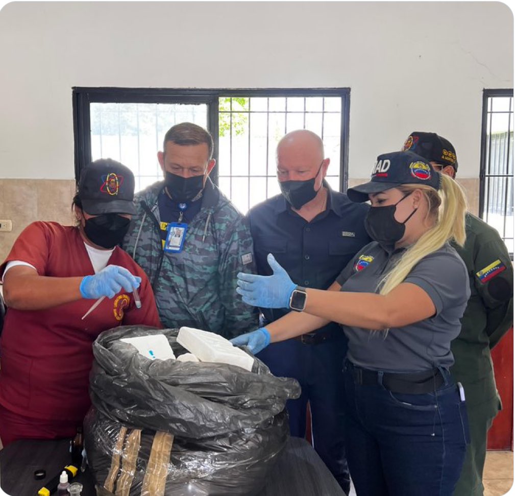leonardojqh's tweet photo. La SUNAD incineró 1.155,9 Kilogramos de cocaína incautados en la embarcación interceptada por autoridades de Venezuela y Francia en alta mar. El Director del Centro de Análisis Estratégico de la SUNAD, GD Gabriel Quintero Oria estuvo presente en este acto realizado en Anzoátegui https://t.co/cAhUHBkMB0