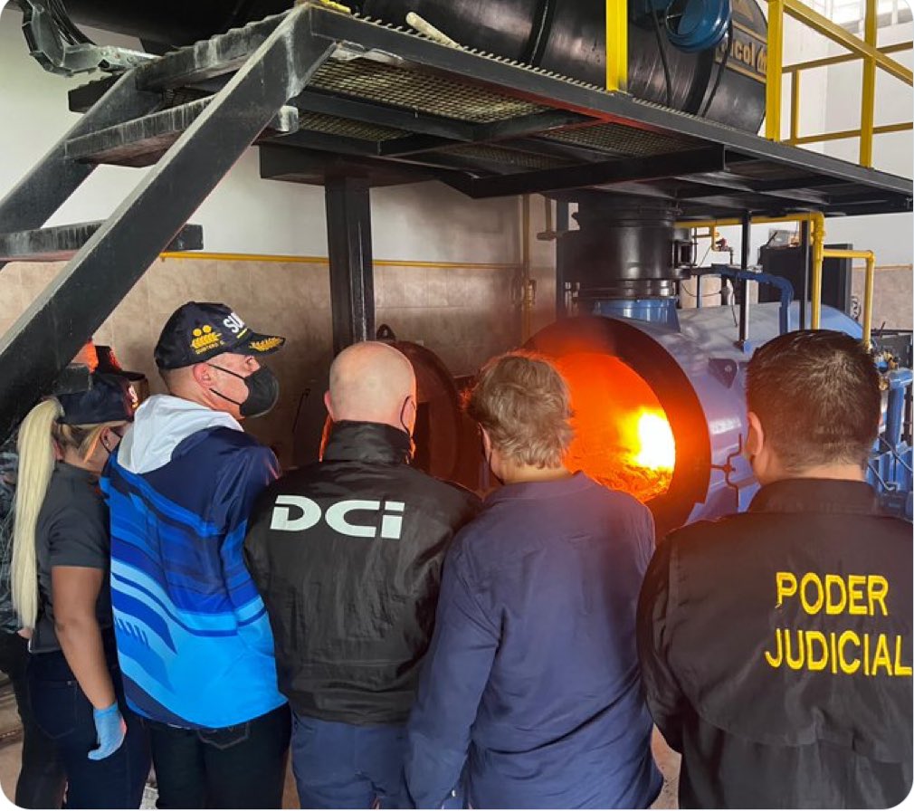 La SUNAD incineró 1.155,9 Kilogramos de cocaína incautados en la embarcación interceptada por autoridades de Venezuela y Francia en alta mar. El Director del Centro de Análisis Estratégico de la SUNAD, GD Gabriel Quintero Oria estuvo presente en este acto realizado en Anzoátegui