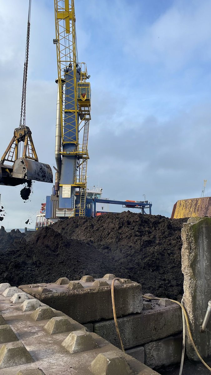 balticorganic's tweet photo. Loading 3.500 tons Organic Power 💪🏿 for 🇪🇪 sia Baltic Organic 🌱 sia Grīnis organic farming 🌾 #healthysoil #soilboost #kompost 👊 https://t.co/VYVDjckVEz