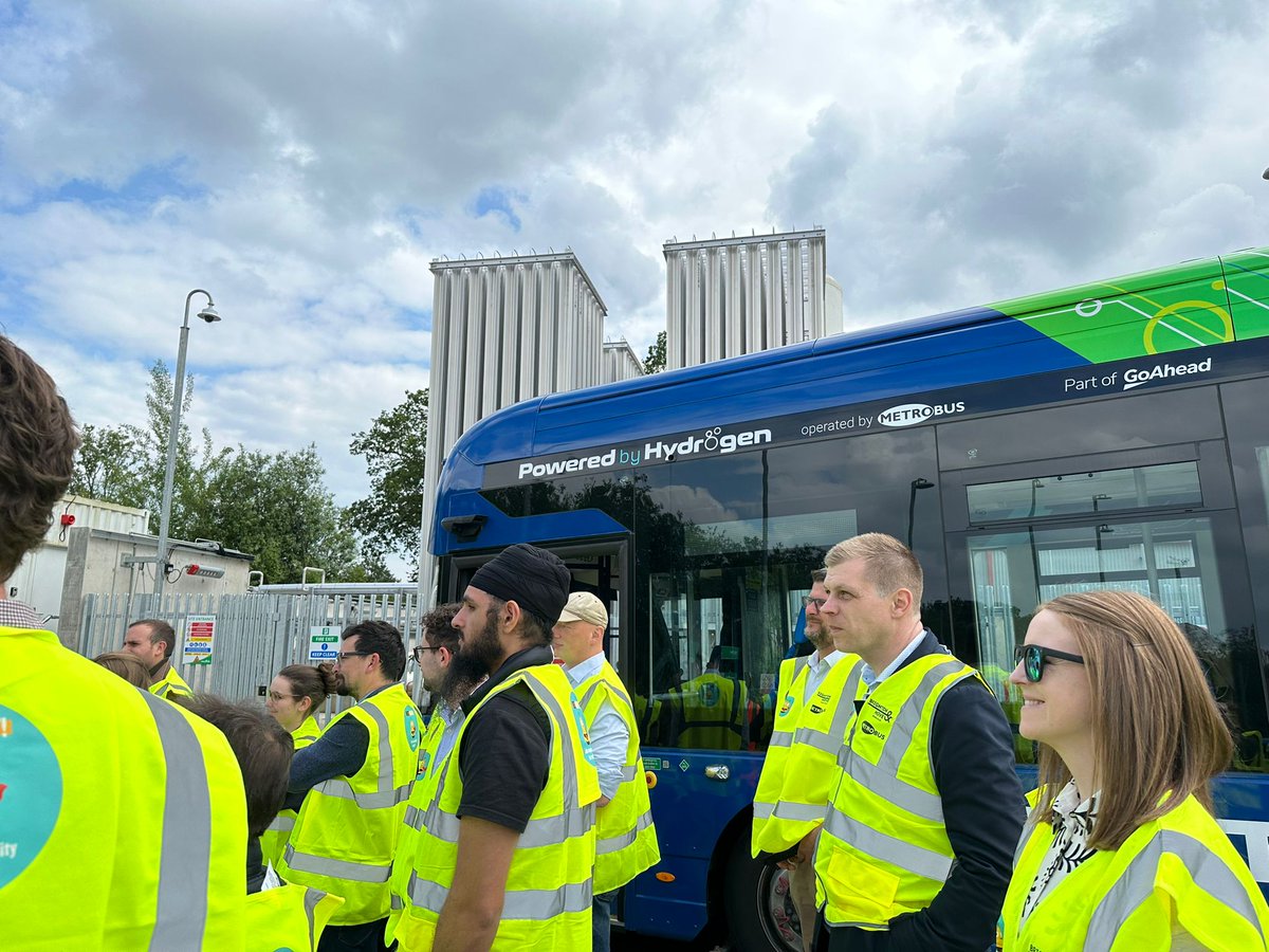 Fuelcellbus's tweet photo. Check out some snapshots from the last #JIVE/#JIVE2 General Assembly, celebrating the #JIVEproject closure in #London! A fantastic gathering where all partners shared their insights into the #challenges & #achievements of their #H2 journey🚍
About JIVE➡️ https://t.co/Y01WgNiux6 https://t.co/AoM0B0oAbd