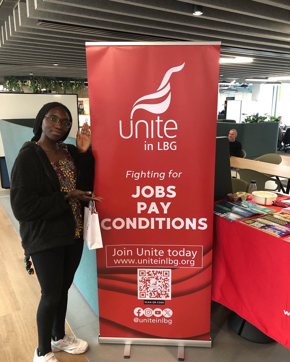 UniteinLBG's tweet photo. It was a really engaging day at the new Leeds office at Wellington Place yesterday! Lots of great conversations with workers and loads of support for Unite the Union and our ongoing efforts to improve jobs - pay - conditions in Lloyds Banking Group. https://t.co/TgXUp35414