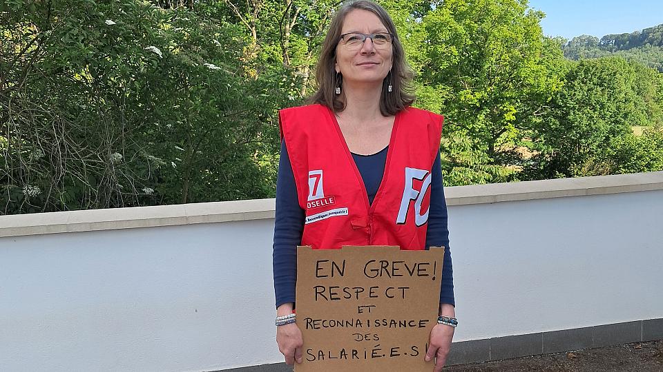 force_ouvriere's tweet photo. [#Portrait] Valentine Costa, engagée ds la 1ère grève pr les salaires chez Biogroup Lorraine.

Valentine Costa est déléguée FO de #Biogroup Lorraine. Militante chevronnée, elle y mène actuellement le 1er mvt de grève pr les #salaires. Massivement suivi.
>> https://t.co/MhqRCd6jnZ https://t.co/bP3K7mE9CE