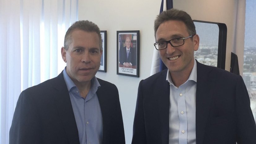 Lowkey0nline's tweet photo. Meet Israel lobbyist Jonathan Goldstein, a co-owner of Chelsea FC who funded David Lammy's failed mayoral run. He has hosted Keir Starmer in a box at Stamford Bridge during the Gaza genocide.

He is pictured here with then-Israeli Minister of Strategic Affairs Gilad Erdan. https://t.co/RS7w7NB3MD