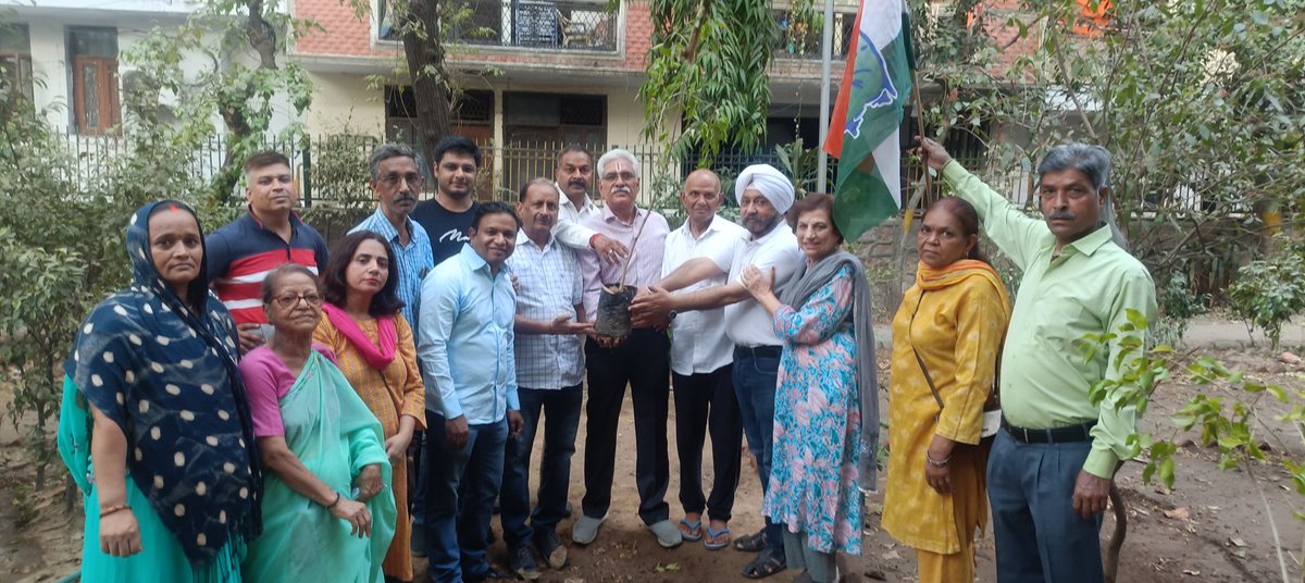 KiranWalia15's tweet photo. आज श्री राहुल गांधी जी के जन्मदिन पर ब्लॉक ग्रीन पार्क काँग्रेस कमेटी में वृक्षारोपण हुआ मालवीय नगर विधानसभा नई दिल्ली
#RahulGandhi #rahulgandhibharatjodoyatra
#savetreesaveearth #SaveTreeSaveEnvironment https://t.co/X35w9GwSO1