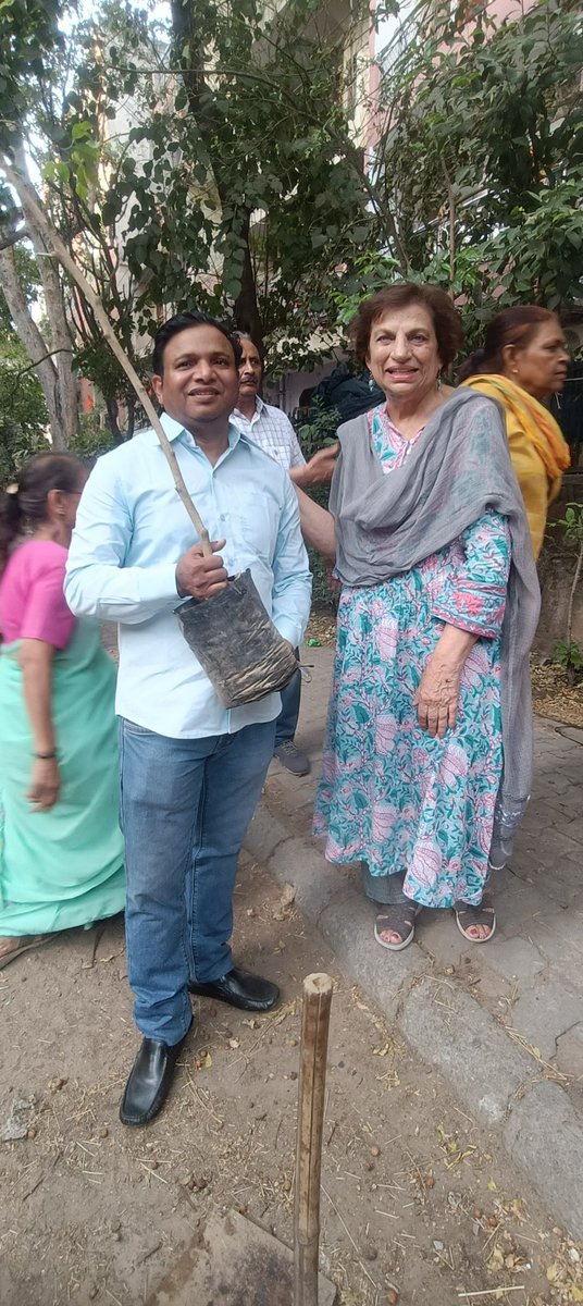 KiranWalia15's tweet photo. आज श्री राहुल गांधी जी के जन्मदिन पर ब्लॉक ग्रीन पार्क काँग्रेस कमेटी में वृक्षारोपण हुआ मालवीय नगर विधानसभा नई दिल्ली
#RahulGandhi #rahulgandhibharatjodoyatra
#savetreesaveearth #SaveTreeSaveEnvironment https://t.co/X35w9GwSO1