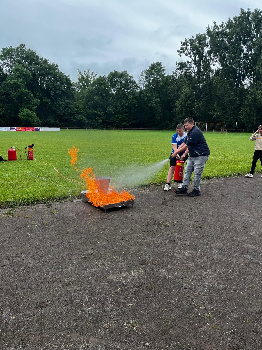 Wie kann ich mich und andere schützen? Damit auch junge Menschen frühzeitig für den Katastrophenschutz sensibilisiert werden, wurden gemeinsam mit dem <a href="/MBSachsenAnhalt/">Ministerium für Bildung des Landes Sachsen-Anhalt</a> die ersten Katastrophenschutztage an der Ganztagsschule in Egeln organisiert.
Mehr: lsaurl.de/dm6zBB