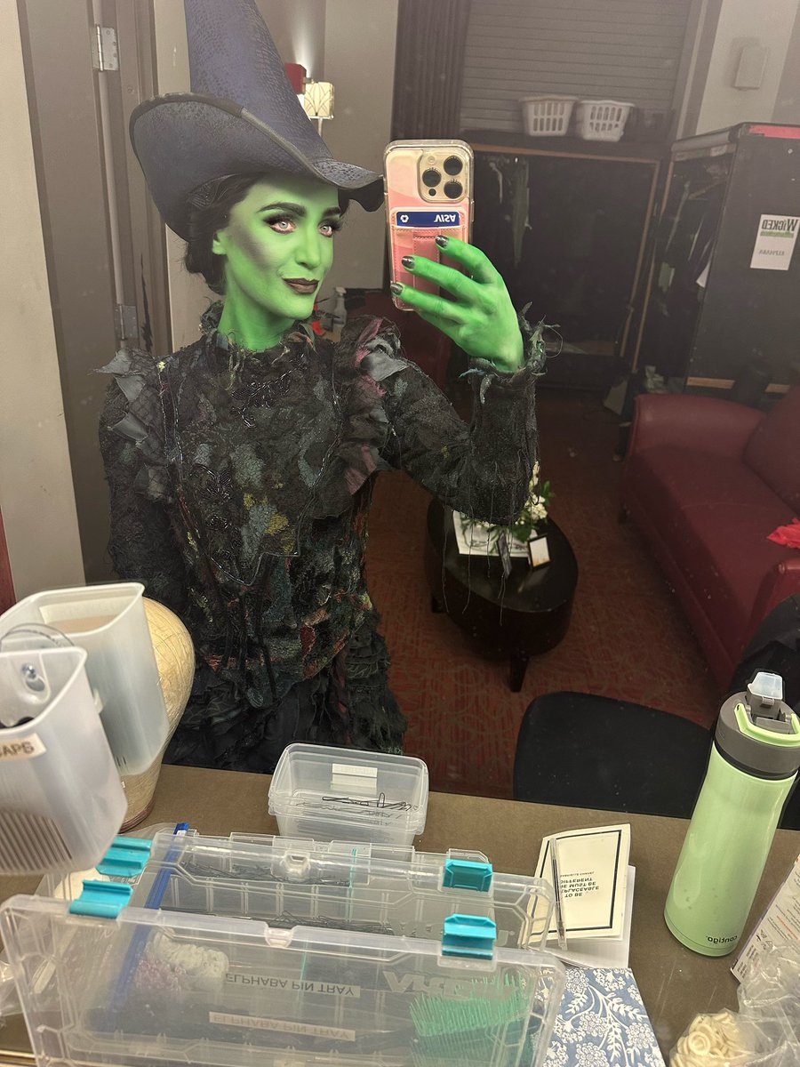 Two shows in Oz today 💚