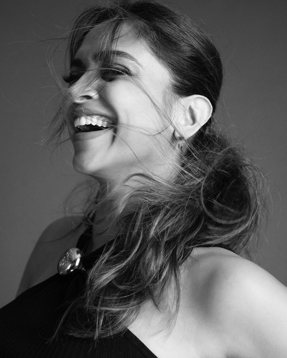 hourly deepika tweet media