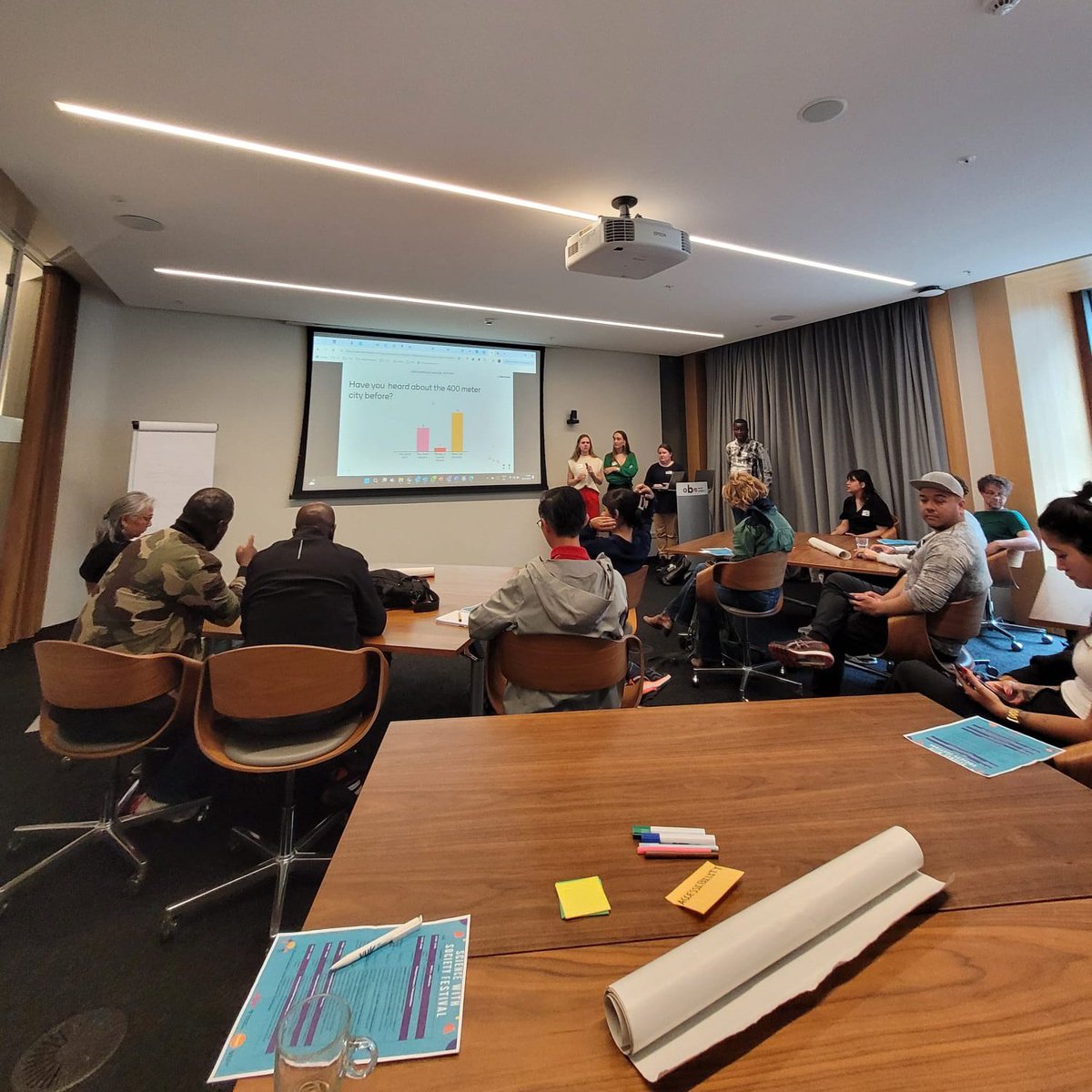 Vandaag waren we aanwezig bij het Wetenschap met de Wijk Festival. Studenten van de VU organiseerden een interessante dialoogsessie over de "400 meter city". Bedankt <a href="/VUamsterdam/">Vrije Universiteit Amsterdam (inactief)</a> en <a href="/OBAmsterdam/">OBA</a> voor deze inspirerende sessie!