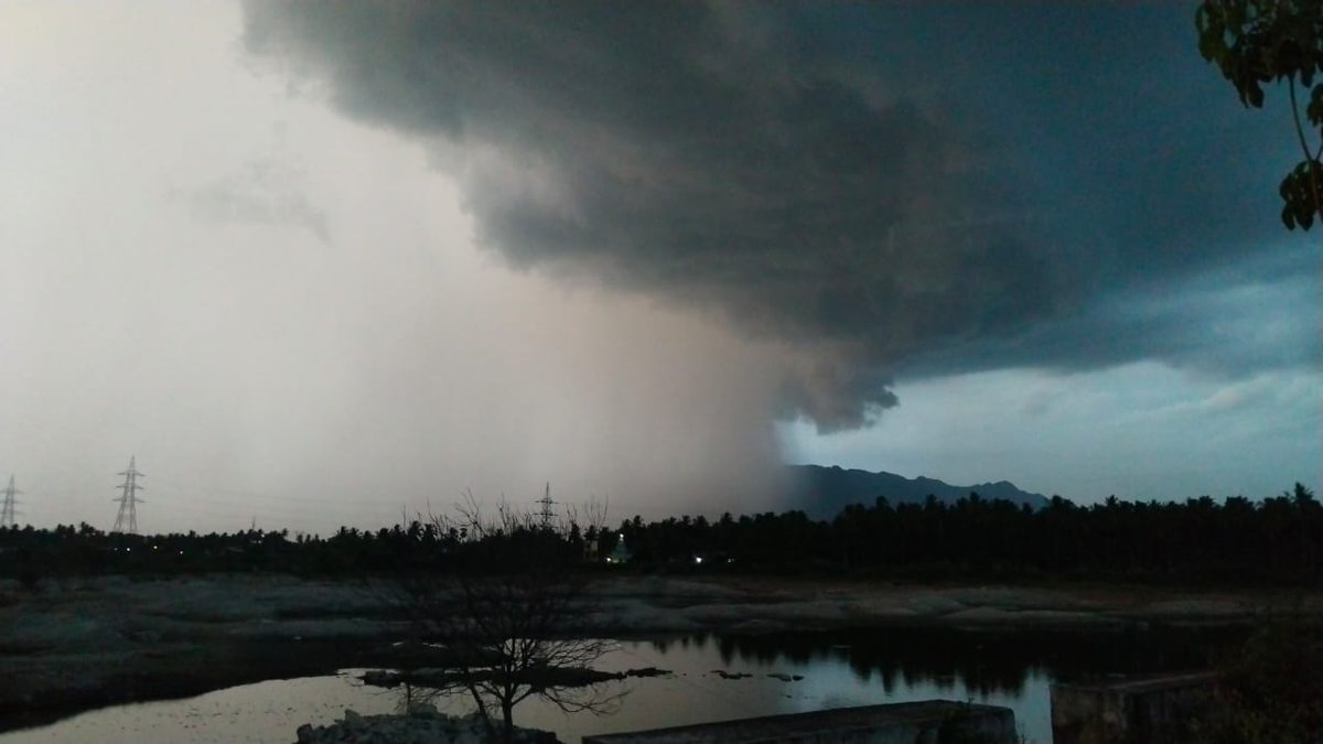TheSalemNew's tweet photo. Unbelievable 😍 captures of Raining Clouds 🌧️ 
Raining Beauty 🌿
Location : Kanjamalai

Video Credits: @Muralid45036853 
#Salem #SalemRains #RainingClouds https://t.co/zVnJqjO6Ah