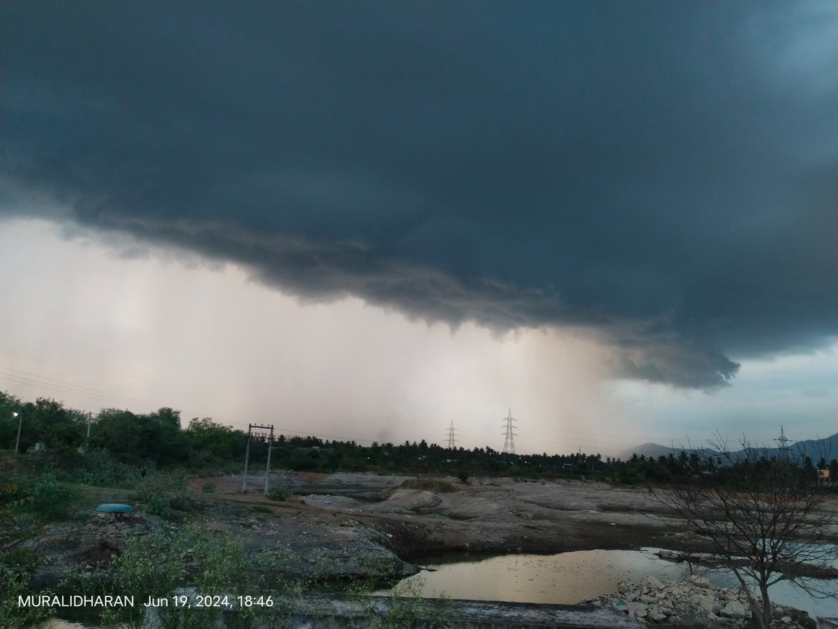 TheSalemNew's tweet photo. Unbelievable 😍 captures of Raining Clouds 🌧️ 
Raining Beauty 🌿
Location : Kanjamalai

Video Credits: @Muralid45036853 
#Salem #SalemRains #RainingClouds https://t.co/zVnJqjO6Ah