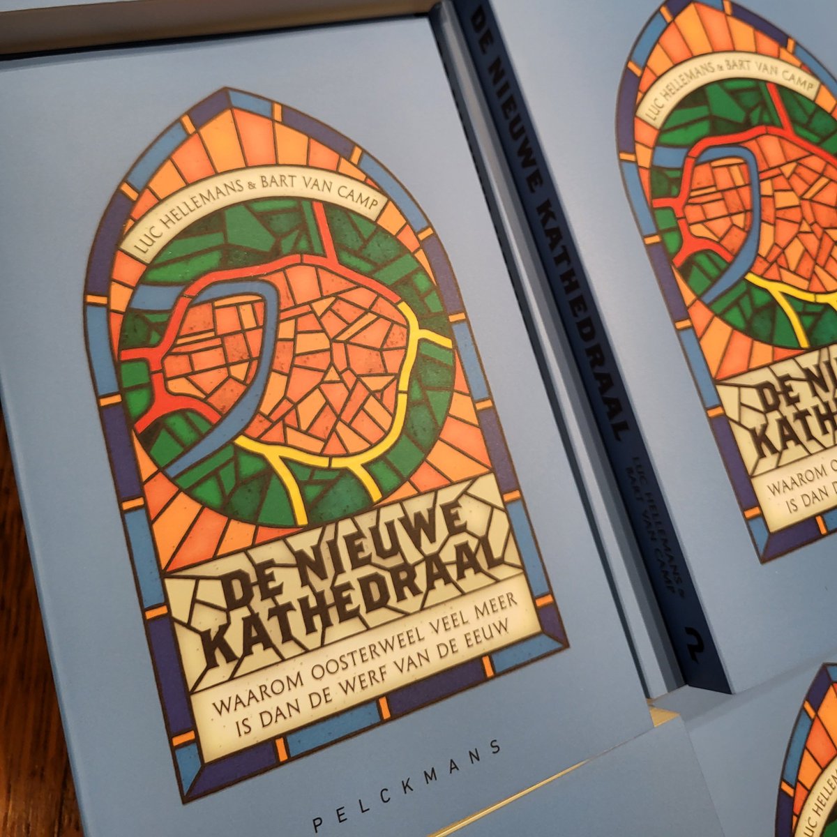 Koen Kennis (@koen_kennis) on Twitter photo 'De nieuwe kathedraal', het boek van Bart Van Camp en Luc Hellemans over @oosterweel is een tegengif voor defaitisme en doemdenken #YeswecaninAntwerpen <a href="/UNIZOvzw/">UNIZO</a> <a href="/vokavzw/">Voka - Vlaams netwerk van ondernemingen</a> <a href="/PortofAntBruges/">Port of Antwerp-Bruges</a> <a href="/JanJambon/">Jan Jambon</a> <a href="/Bart_DeWever/">Bart De Wever</a> 'De nieuwe kathedraal', het boek van Bart Van Camp en Luc Hellemans over @oosterweel is een tegengif voor defaitisme en doemdenken #YeswecaninAntwerpen <a href="/UNIZOvzw/">UNIZO</a> <a href="/vokavzw/">Voka - Vlaams netwerk van ondernemingen</a> <a href="/PortofAntBruges/">Port of Antwerp-Bruges</a> <a href="/JanJambon/">Jan Jambon</a> <a href="/Bart_DeWever/">Bart De Wever</a>