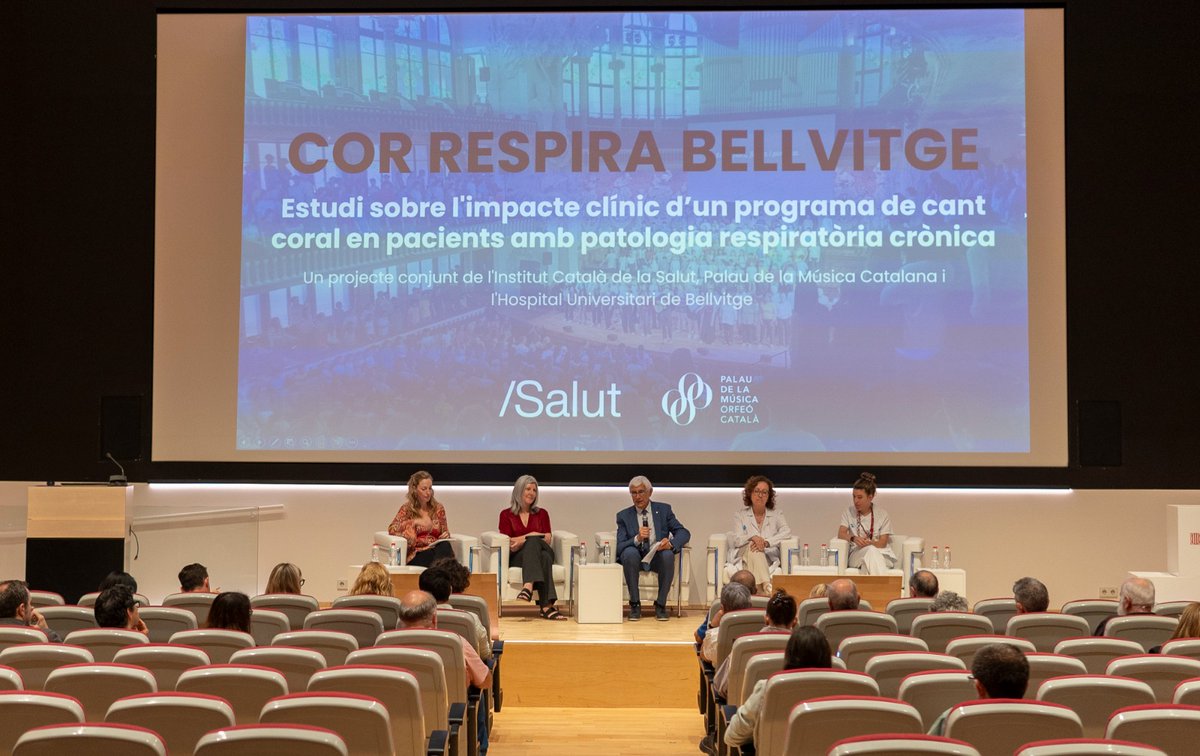 hbellvitge's tweet photo. 🫁12 pacients de l'#hbellvitge amb diferents patologies respiratòries cròniques han participat en un estudi pioner per avaluar l’impacte del cant coral en la millora de la qualitat de vida.🎶
🙏Gràcies al projecte conjunt de @icscat @palaumusicacat 
ℹ️ https://t.co/OPB9cdwWEx https://t.co/5yzGe22Bj6