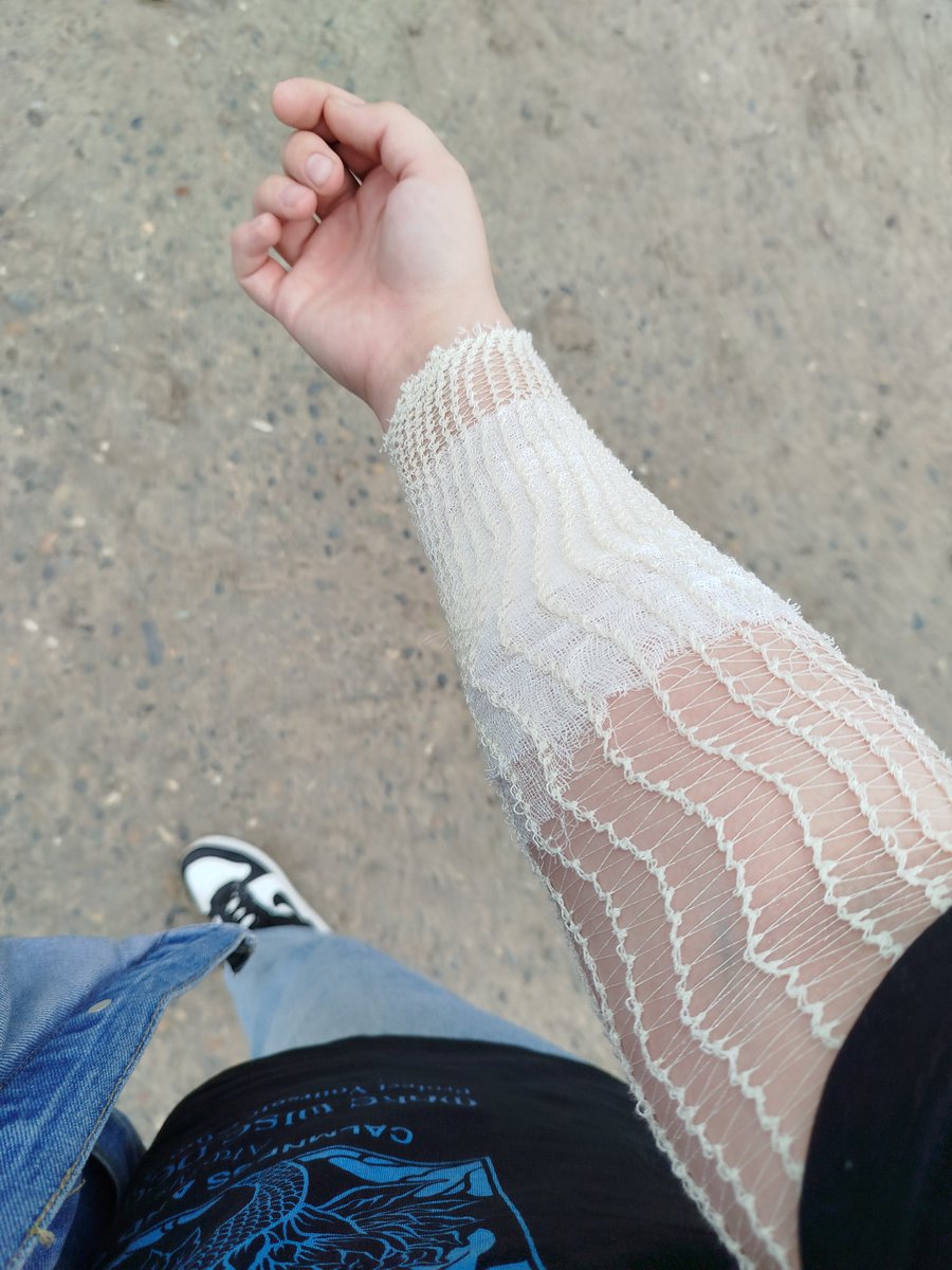 some_pidor's tweet image. Это мне теперь будет уроком не ходить босиком после душа по линолеуму, ещё и на кухне, пока у меня не остыла конфорка