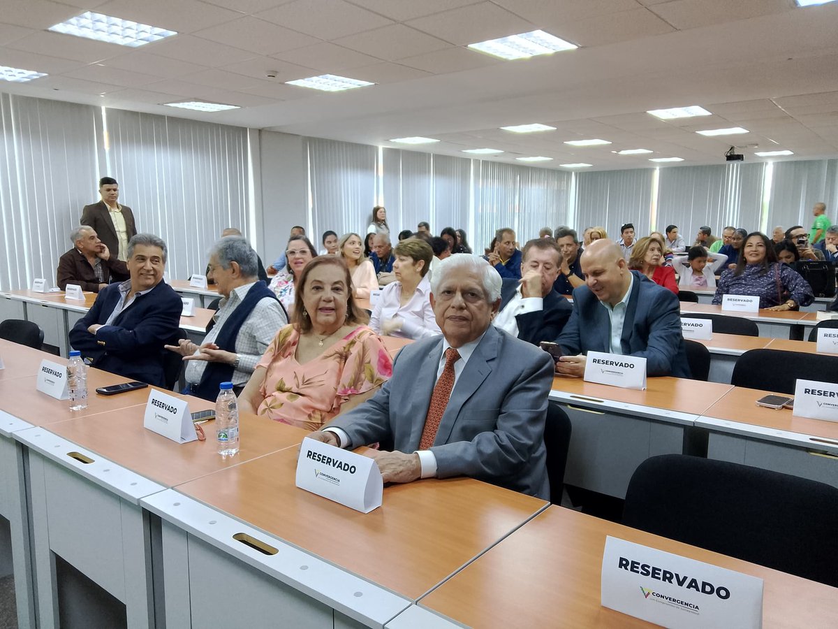 unidadvenezuela's tweet photo. Miembros de la Plataforma Unitaria Democrática y de las fuerzas democráticas de Venezuela hacen acto de presencia en el Foro Tricolor, sobre transición, gobierno de unidad y democracia cristiana, en el marco del 31 aniversario de @ConvergenciaVe. #19jun https://t.co/JJHjW8QTvZ