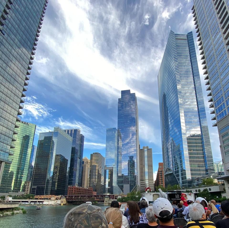 greenietravels's tweet photo. Great night for touring the Chicago River
.
.
.
#chicagosfirstladycruise #architecturetour #sunsetcruise #architecture #beauxarts #modernism #wrigleybuilding #montgomeryward #chicagotribune #wereonaboat #chicagoriver #chicago #GreenieDoesDeepDish https://t.co/YCInjTcdlm