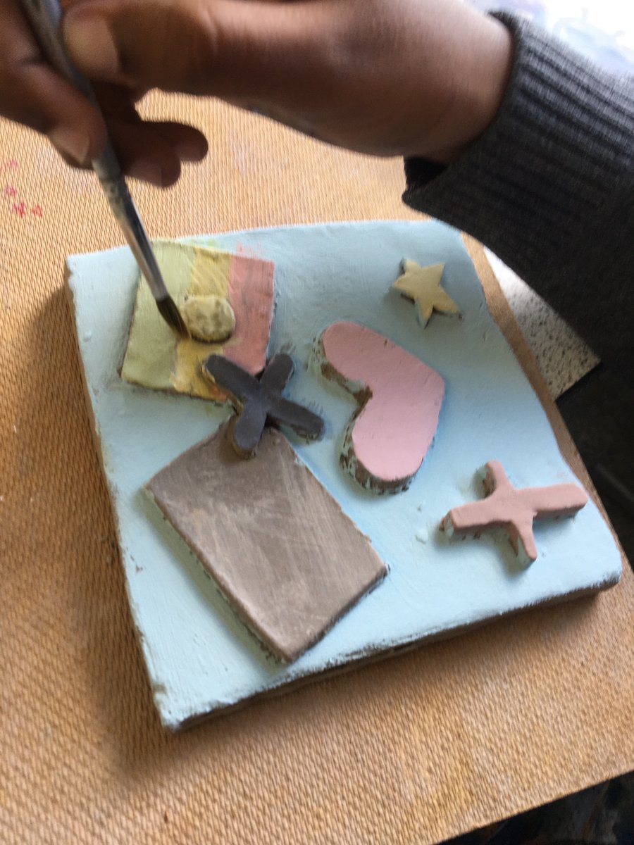 artcurriculum's tweet photo. @chelseaacademy @ChelseaAcadFdtn Wellbeing clay tile creating workshop -adding colour! https://t.co/fmEjoXG854