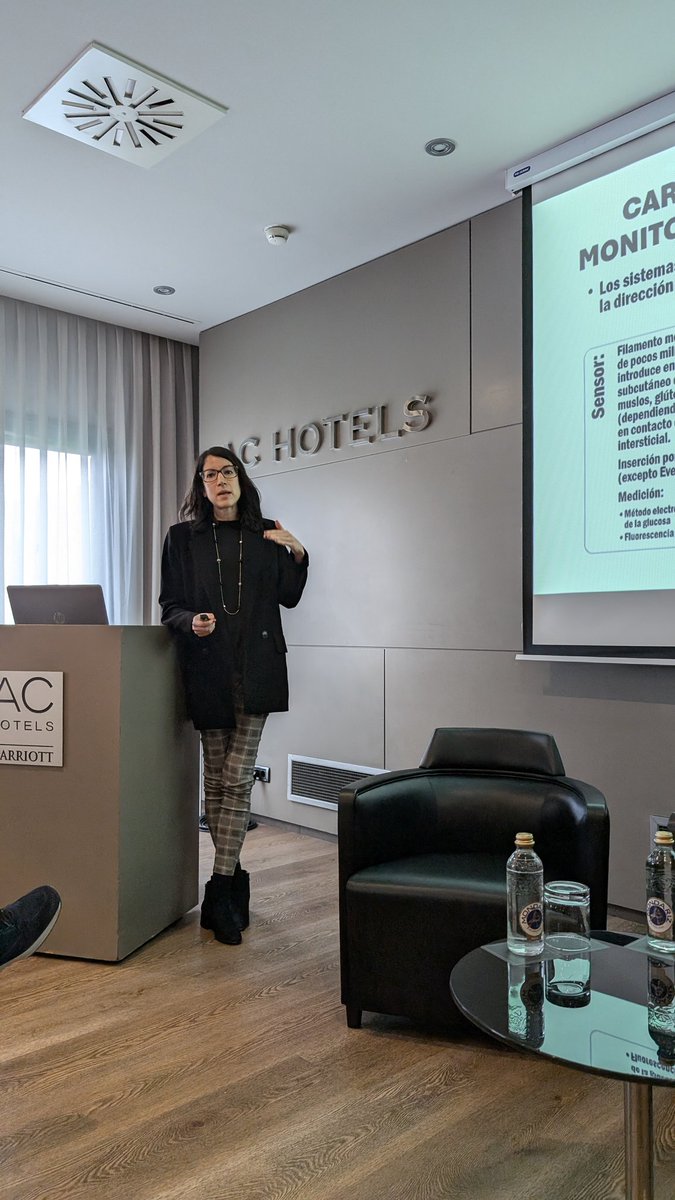 La Dra Ares disertando sobre la formacion de los residentes en tecnologías de la diabetes en la Jornada de Sadeno <a href="/SADENO_/">SADENO</a>