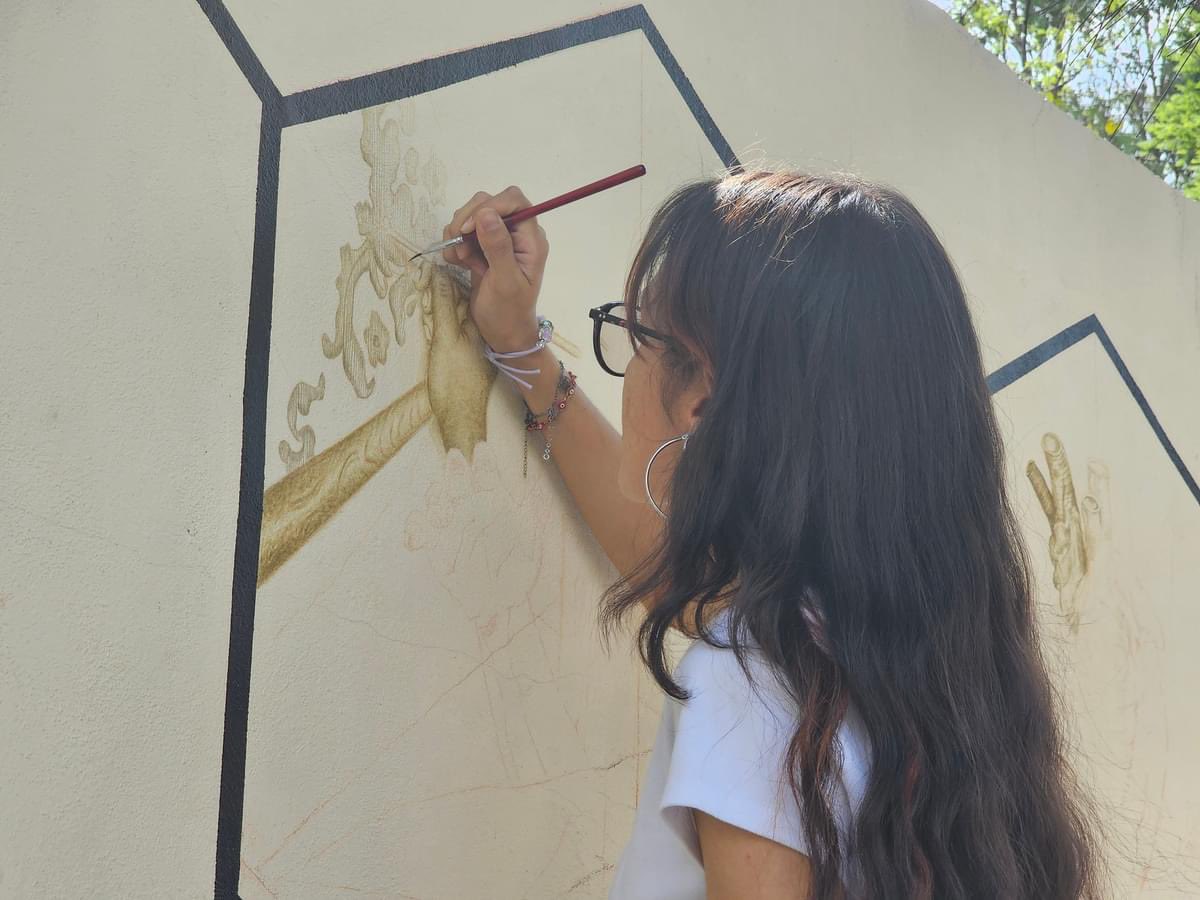 UAQmx's tweet photo. #TalentoUAQ || 🎨🖌️ María Guadalupe Leiva Morales, alumna de la Facultad de Artes, participó en la elaboración del muro, “La Marcha de las artes” el cual está basado en el conocimiento y en las civilizaciones antiguas 😺👏
Conoce más: https://t.co/ca7IOcPUVo
#Artes #Mural #UAQ https://t.co/YXSwZTyhqJ