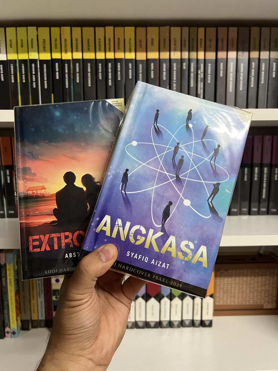 zeemean's tweet image. Tak sempat nak beratur di PBAKL, terpaksa cari di black market dan deep web. 😭 #HardcoverFixi #Angkasa #Extrovert @BukuFixi @yo_sapit 😌