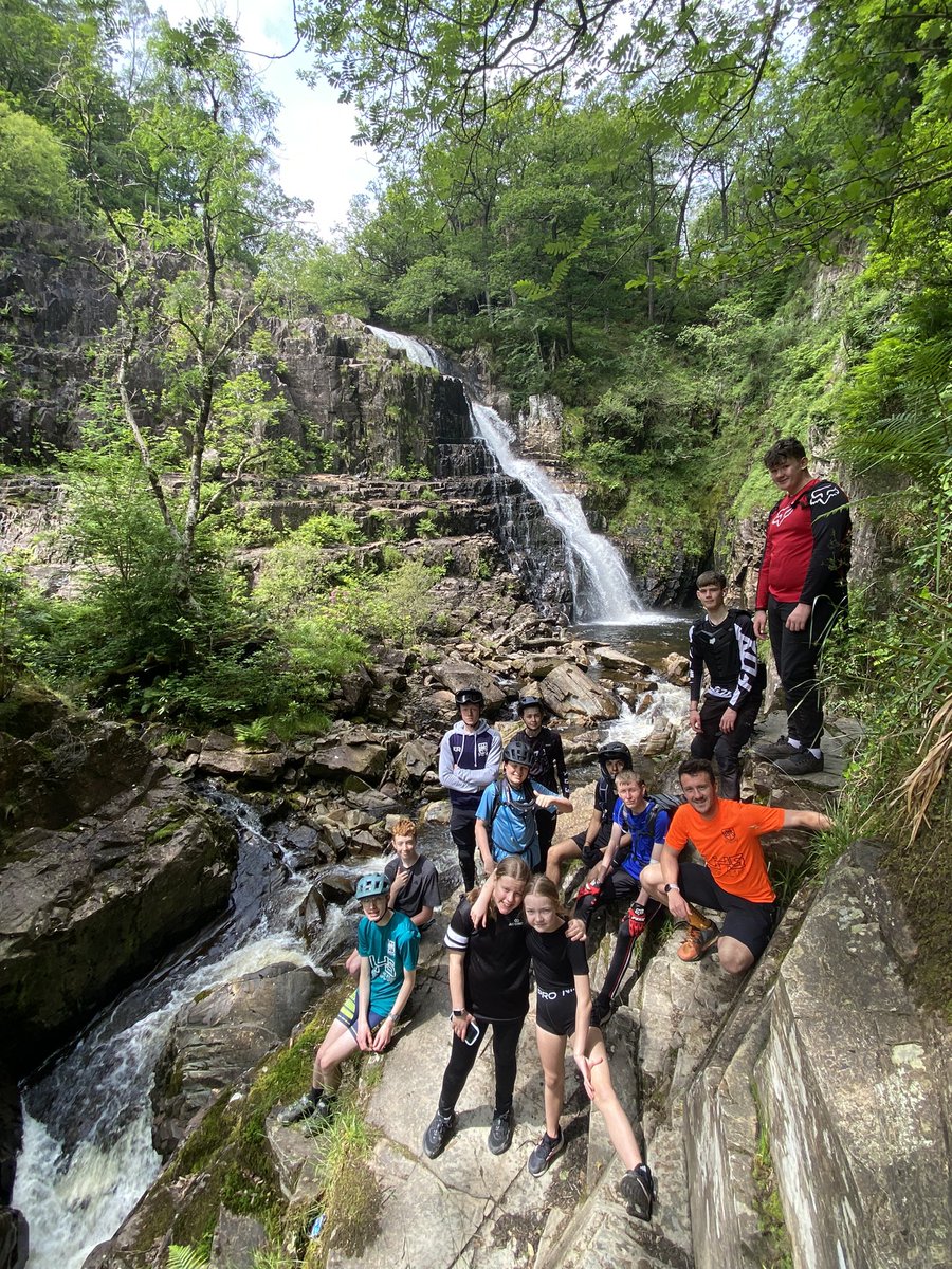 MTB Wales 2024 | 🏴󠁧󠁢󠁷󠁬󠁳󠁿

A quick stop to refuel and fill up water bottles! The team have smashed a second day on the trails!

Downhill content incoming… 📸