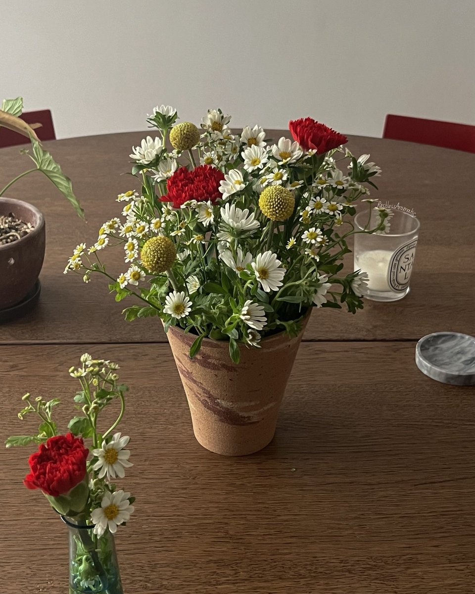 restlessaromati's tweet photo. จัดดอกไม้เองที่บ้านแบบ Ikebana ใช้ดอกไม้แค่ 3-4 ชนิด เลือกดอกเล็กๆก้านกระจายๆ 1-2 ชนิด กับเลือกดอกเดี่ยวสีจัดๆอีก 1 เป็นสีเด่น แซมด้วยพุ่มกลมๆดูเข้ากัน ก้านตัดให้ลดหลั่นก่อนปัก จัดจนกว่าจะชอบ วางบนโต๊ะแล้วดูสดชื่นขึ้น ดูเป็นวันพิเศษ ในงบไม่เกินห้าร้อย (ค่าดอกไม้) https://t.co/wU6W4fr9kN