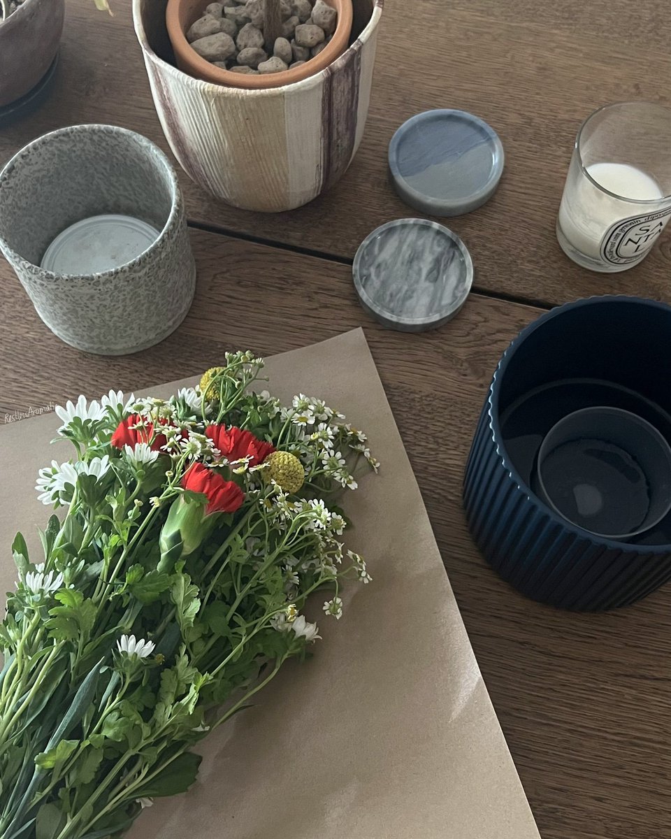 restlessaromati's tweet photo. จัดดอกไม้เองที่บ้านแบบ Ikebana ใช้ดอกไม้แค่ 3-4 ชนิด เลือกดอกเล็กๆก้านกระจายๆ 1-2 ชนิด กับเลือกดอกเดี่ยวสีจัดๆอีก 1 เป็นสีเด่น แซมด้วยพุ่มกลมๆดูเข้ากัน ก้านตัดให้ลดหลั่นก่อนปัก จัดจนกว่าจะชอบ วางบนโต๊ะแล้วดูสดชื่นขึ้น ดูเป็นวันพิเศษ ในงบไม่เกินห้าร้อย (ค่าดอกไม้) https://t.co/wU6W4fr9kN