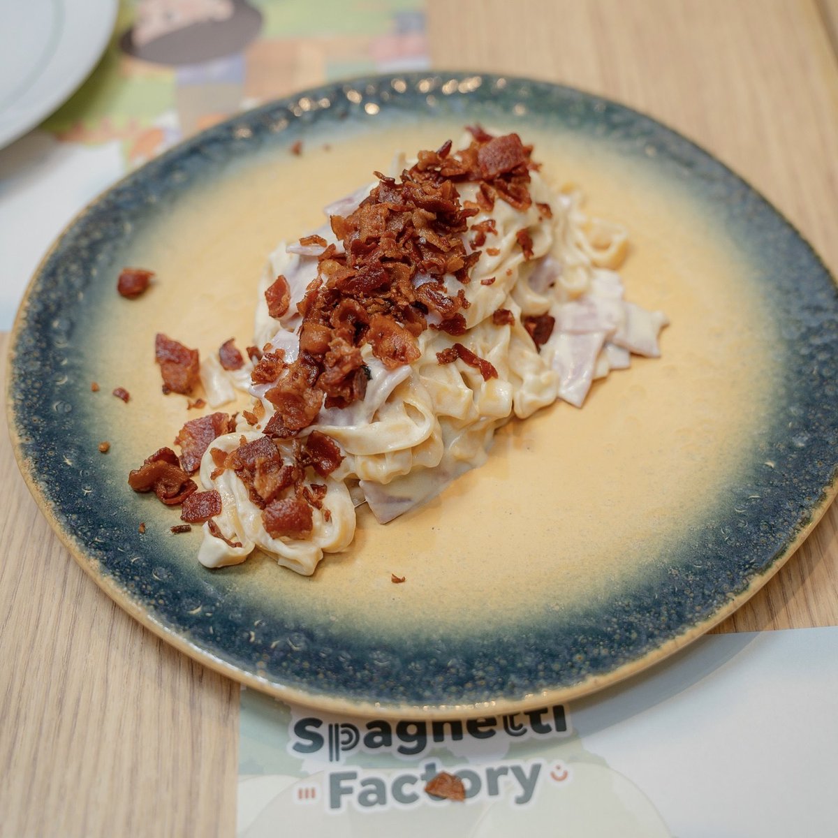 Spaghettifact's tweet photo. 🧡 สปาเก็ตตี้ แฟคทอรี่ สร้างเรื่อง(อีกแล้ว) รอบนี้วีลชีสแฮมเบค่อน เหลือ 25 บาท !!!! 😱😱 
สาวกชีสสสส ห้ามพลาด 🧀 วันที่ 25 มิย นี้ ที่ เซ็นทรัล 6 สาขา เซ็นทรัลเวิล์ด, พระราม 3, พระราม 9, ปิ่นเกล้า, เวสต์เกต และ เวสต์วิลล์ เวลา 14:00-17:00 น. (จำกัด 100 เสิร์ฟ) https://t.co/jzRLh330eM