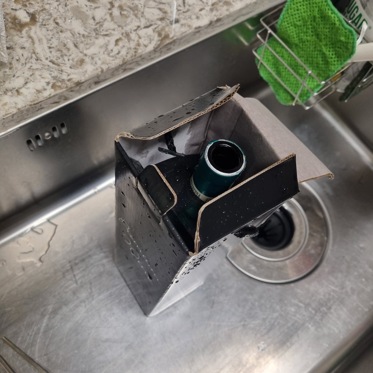 대구 위급 위험 장에 넣어둔 와인 폭발함 제발 난 트위터없었으면 울었을거에요 와인이라 터진거긴한데 아니 그래도 나름 서늘하다 생각한 장 깊숙이 넣고 통풍까지 잘되도록 주기적으로 장문도 열었엏ㅈ는데 진짜 진심으로 이게 왜터져;;;