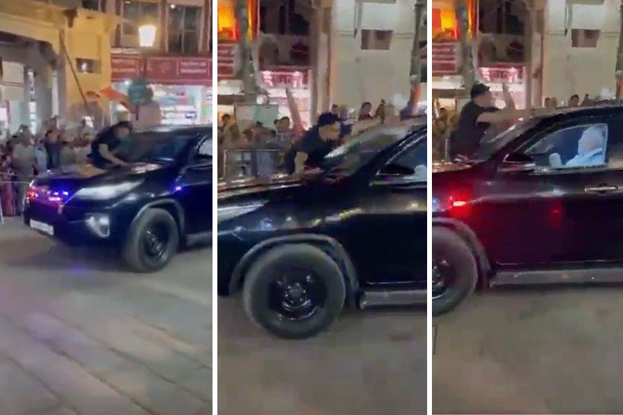 LearnerPiyush's tweet image. 🚨 Security Breach at PM Modi’s roadshow in Varanasi. SIipper thrown at PM Modi&apos;s Bulletproof Car during his visit to Varanasi.

Video capturing the moment has surfaced, showing the slipper being hurled towards the convoy as it passed through a crowded area.

#Securitybridge