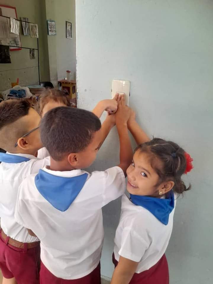 MeyvisEstevezE's tweet photo. Nuestros pioneros siguen casa a casa para contribuir al ahorro de energía eléctrica. Esa es una iniciativa muy importante para una ayudar a la economía del país. Estamos muy orgullosos de ustedes. Un abrazo. https://t.co/gnBDlOSirt