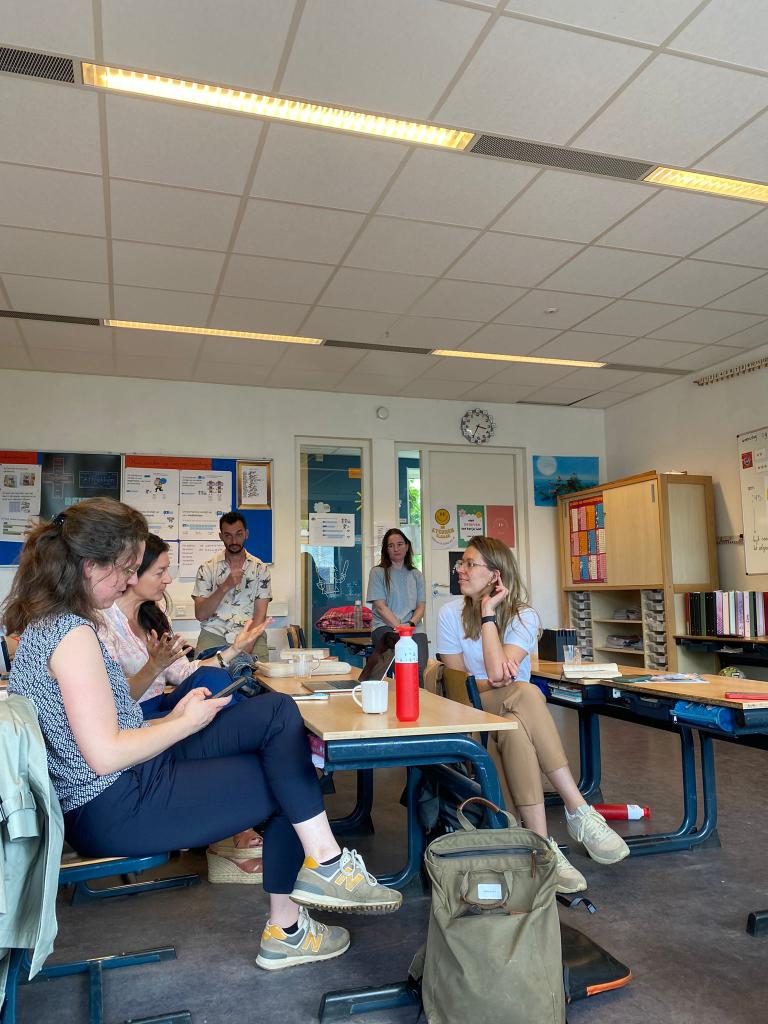 In de schoolbanken om te leren over ONA, een onderwijsnetwerk waarin leraren wetenschappelijk bewezen onderwijsmethoden met elkaar delen. Zo leren scholen van elkaar en gaat de onderwijskwaliteit omhoog!

Wordt vervolgd! #lerarenbeurs