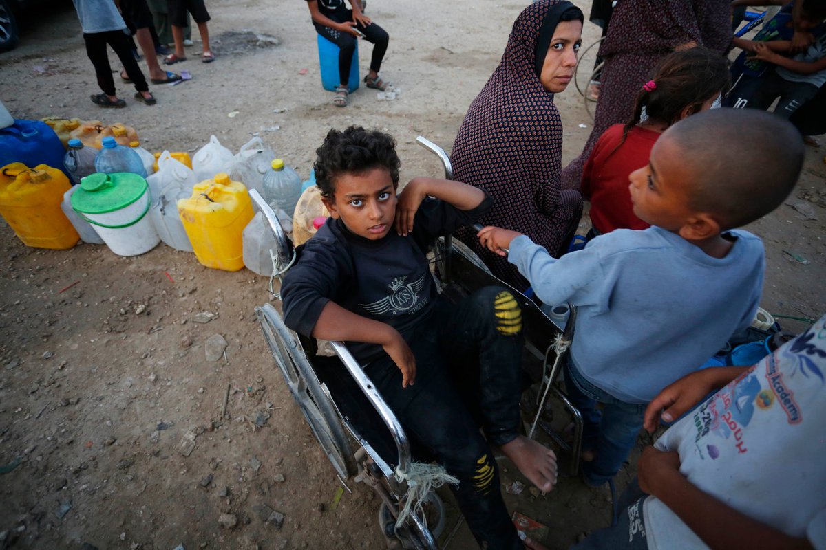 UNRWA's tweet photo. Over the past 8 months in the #GazaStrip approximately 67% of water, sanitation facilities &amp; infrastructure have been destroyed or damaged.

As infectious diseases continue to spread and temperature rises, lack of hygiene &amp; dehydration threaten the health of people across #Gaza. https://t.co/dg08KD60Ai