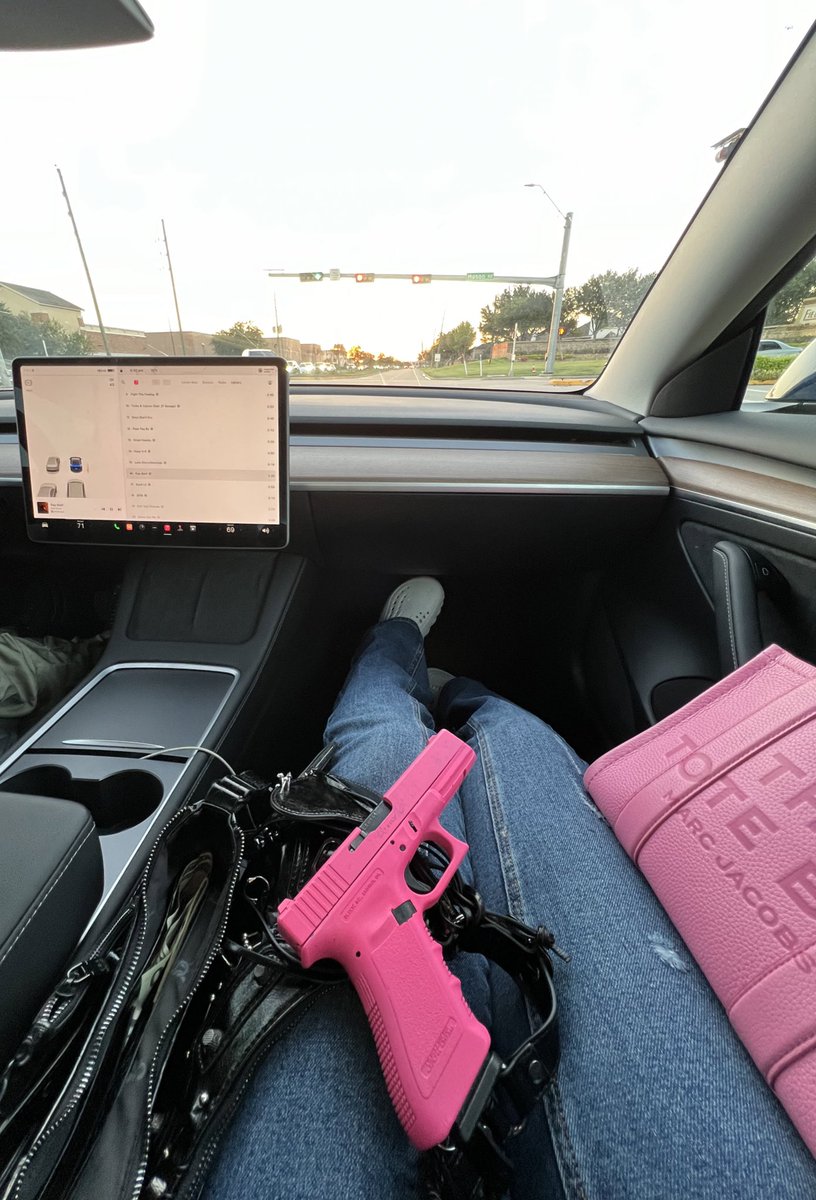 em_Lazzy's tweet image. I’m just a girl 🩷