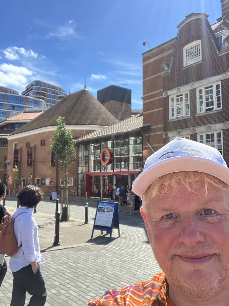 hmhb2016's tweet image. Up in town for #richardthethird #Shakespeare @The_Globe this evening. Passed @NationalTheatre earlier too. That’s Laurence Olivier as #Hamlet in the statue.