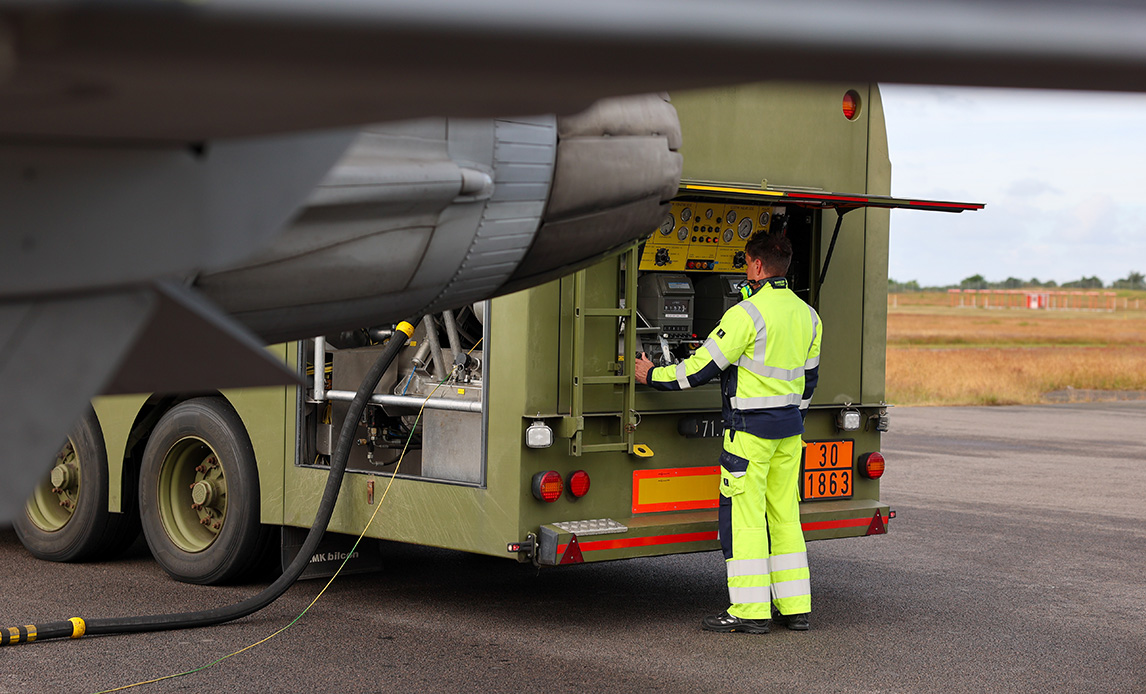 Today Swedish fighter jets landed on #Bornholm for the first time. 

This Danish island is located in the southern #Baltic sea and has a 2002 m runway. JAS 39 #Gripen from F 17 wing. Photos: Fighter Wing Skrydstrup 🇸🇪🇩🇰 #NATO forsvaret.dk/da/nyheder/202…