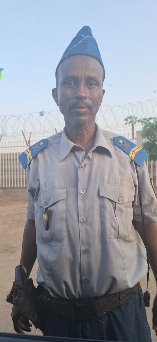 tarwagalissi's tweet photo. Quand on est sous la clim, eux sont sous le soleil et quand on dort, eux veillent !
J'ai énormément de respect pour cet homme exemplaire et dévoué.
Un petit hommage pour un grand homme que j'aimerais que ceux qui le connaissent partagent https://t.co/y4bZ7j9Sag