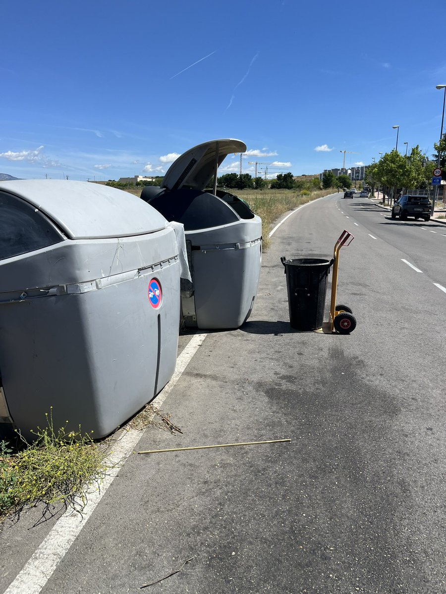 aesteban28's tweet photo. @AVColmenarViejo Deporte de riesgo en Avenida de Andalucía con avenida puente viejo. https://t.co/37BCdpGvaE