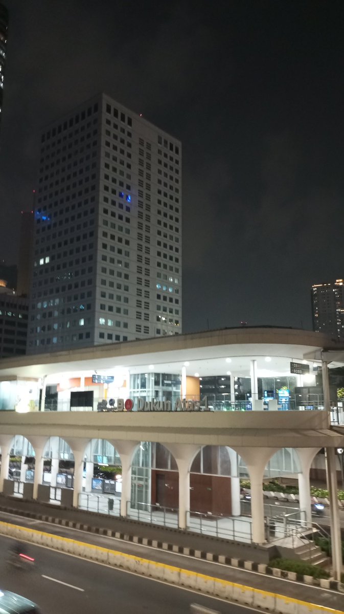 excel_boy's tweet photo. @PT_Transjakarta malem min, ini bacaan Halte Dukuh Atas 1 knapa mati ya, estetikanya jadi berkurang, ga keliatan jelas juga kalo malem https://t.co/tQs9lNTlQg