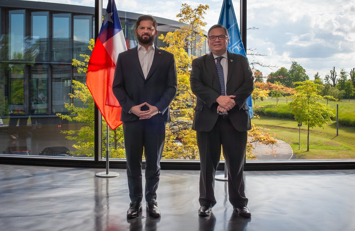 VVVScienceTeam's tweet photo. President of Chile Gabriel Boric and the ESO Director General Xavier Barcons https://t.co/pIT4oG96V7 https://t.co/wBzPLNpMQW