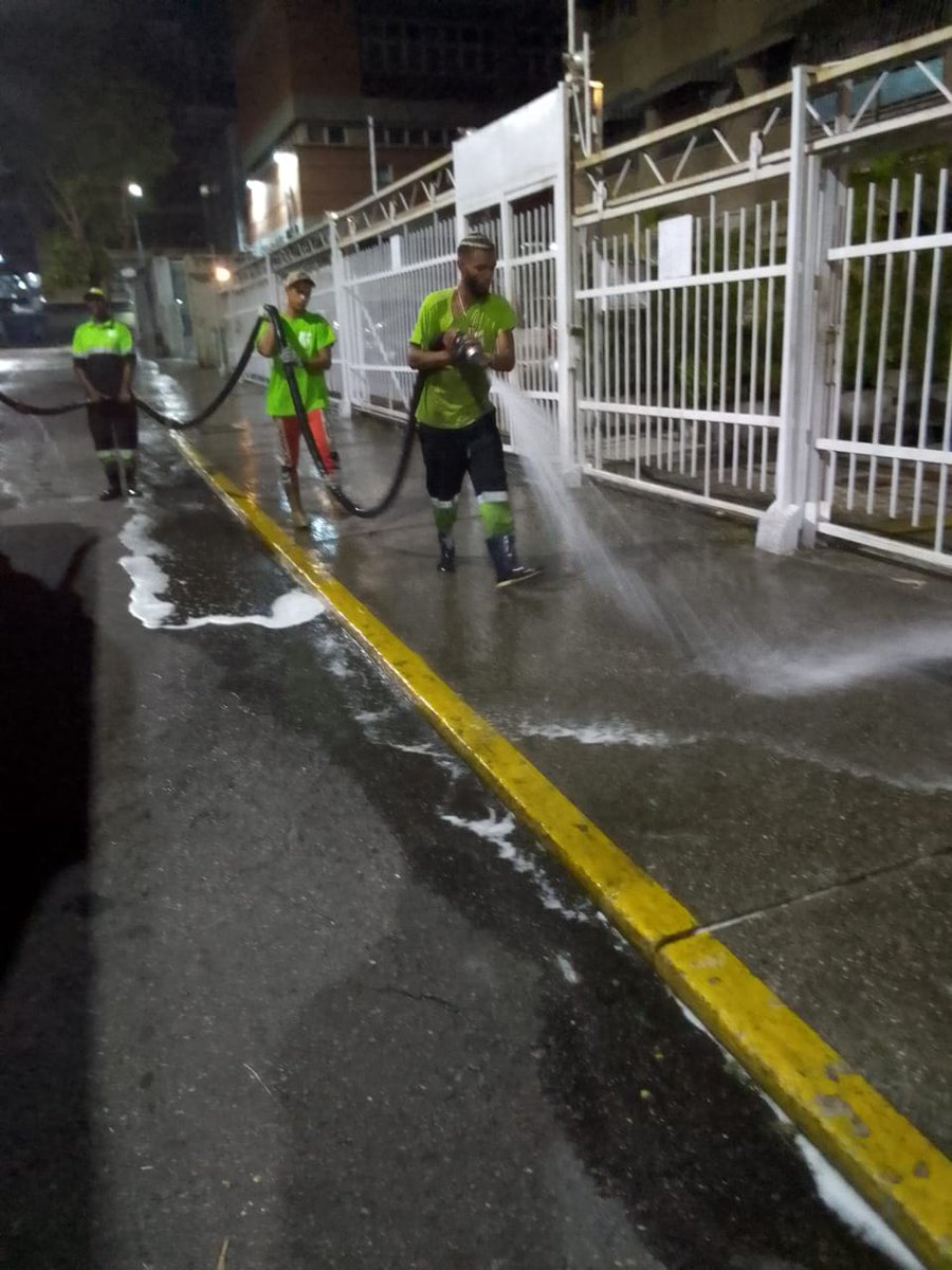 duquegustavoS's tweet photo. La noche de este martes #18Jun desplegamos una jornada de baldeo y limpieza nocturna, por parte del equipo de @fospuca, en el sector popular de la Cruz de Bello Campo.

¡El objetivo es garantizar una mejor calidad de vida a los chacaoenses! https://t.co/WQFmdzdvBN