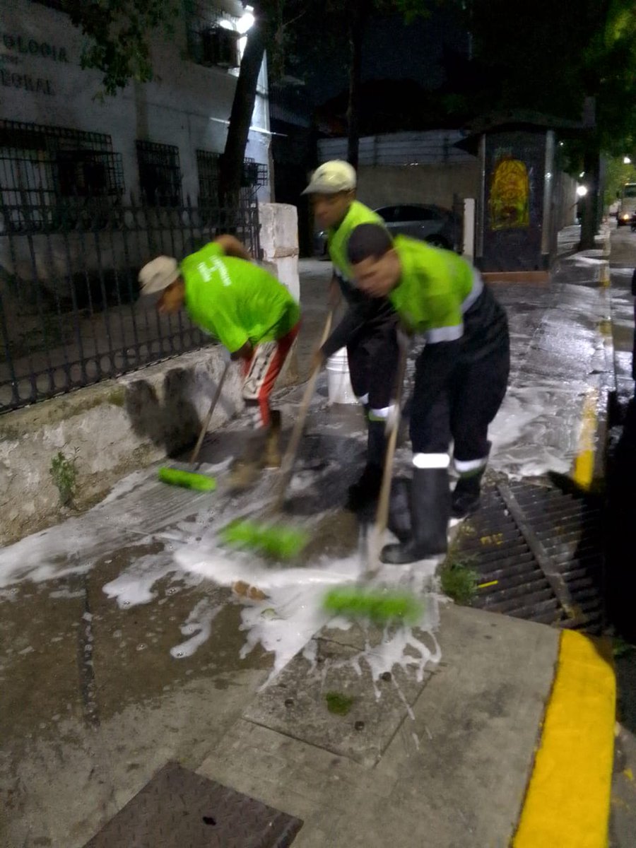 duquegustavoS's tweet photo. La noche de este martes #18Jun desplegamos una jornada de baldeo y limpieza nocturna, por parte del equipo de @fospuca, en el sector popular de la Cruz de Bello Campo.

¡El objetivo es garantizar una mejor calidad de vida a los chacaoenses! https://t.co/WQFmdzdvBN