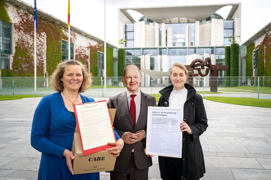 RITA SÜSSMUTH zeichnet gemeinsam mit VENRO und weiteren 56 Organisationen einen Appell gegen Mittelkürzungen bei Entwicklungszusammenarbeit und Humanitärer Hilfe: "Die geplanten Kürzungen senden ein fatales Signal der Abschottung und des Egoismus.“
venro.org/fileadmin/user…