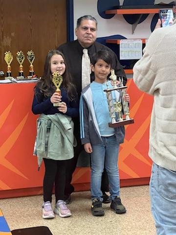 ELPASO_ISD's tweet image. At Edgar Park Elementary School, Arturo Young, a dedicated 2nd-grade dual language teacher, uses chess to help students reach their full potential by inspiring them to master the game and grow as individuals.🌟

Learn more  bit.ly/chess_0619

#ItStartsWithUs