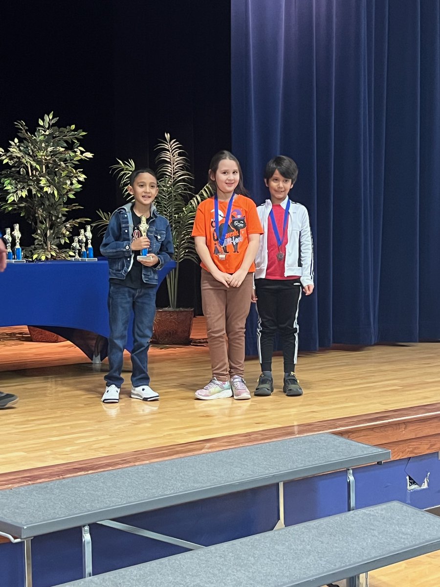 ELPASO_ISD's tweet image. At Edgar Park Elementary School, Arturo Young, a dedicated 2nd-grade dual language teacher, uses chess to help students reach their full potential by inspiring them to master the game and grow as individuals.🌟

Learn more  bit.ly/chess_0619

#ItStartsWithUs